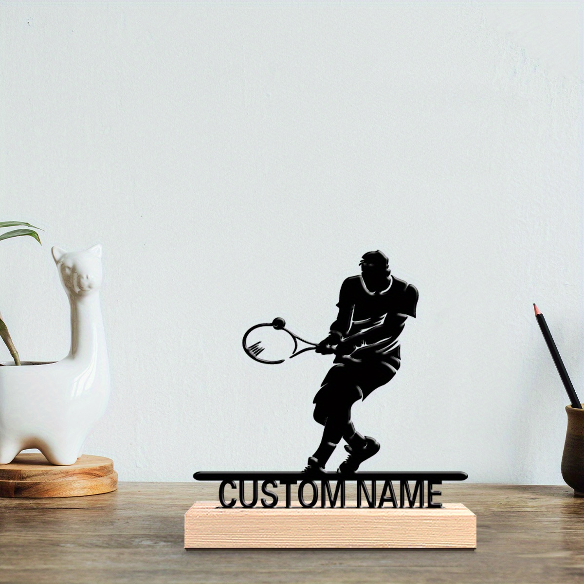 Home Decor Design Interior - Personalisierte Tennisspieler-Metallstatue mit Holzsockel, individuelle Namens-Tischdekoration